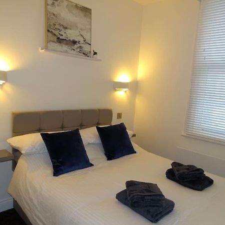 Apt 3 - Queens Court Scarborough Bagian luar foto