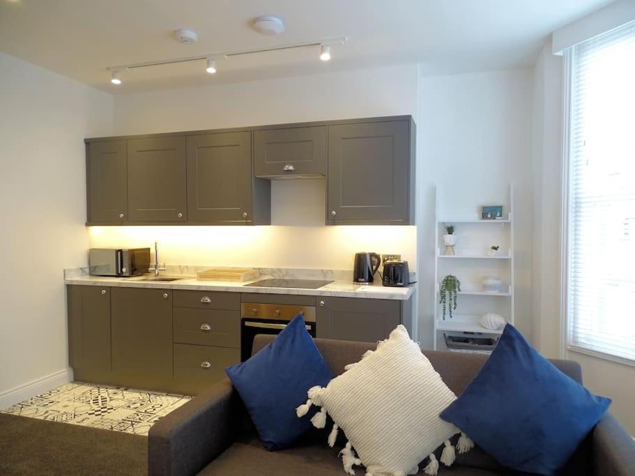 Apt 3 - Queens Court Scarborough Bagian luar foto